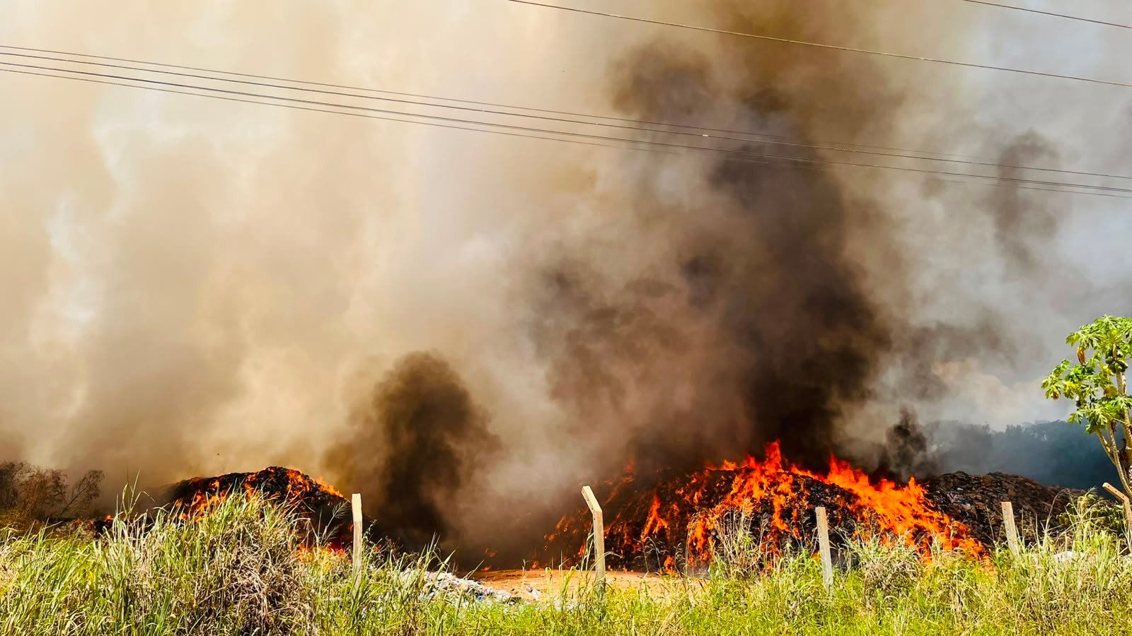 Incêndio em lixão de Iranduba já dura quase um dia e ameaça residências e rede elétrica - Imagem do artigo