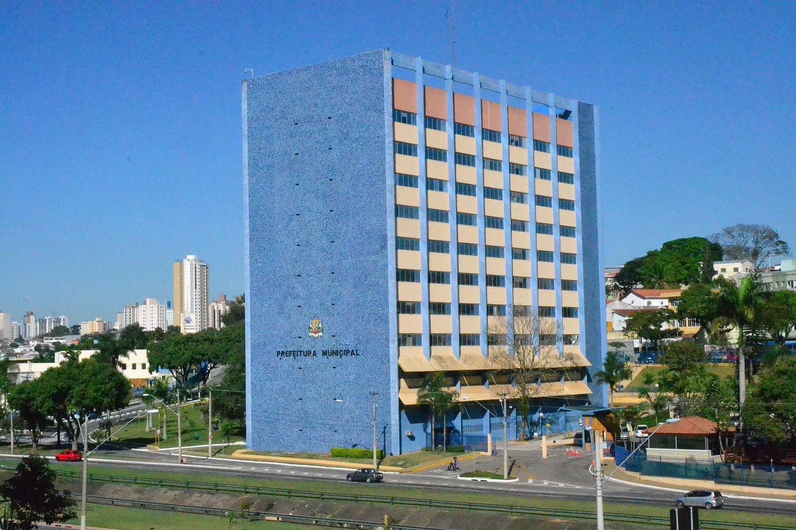 São José dos Campos fecha contrato emergencial de R$ 45,3 milhões para vigilância escolar após veto do TCE-SP - Imagem do artigo