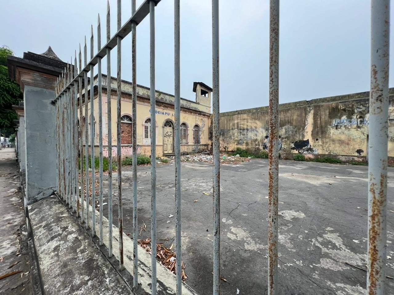 Rachaduras, lixo e promessas: o futuro incerto da antiga Cadeia Pública de Manaus - Imagem do artigo