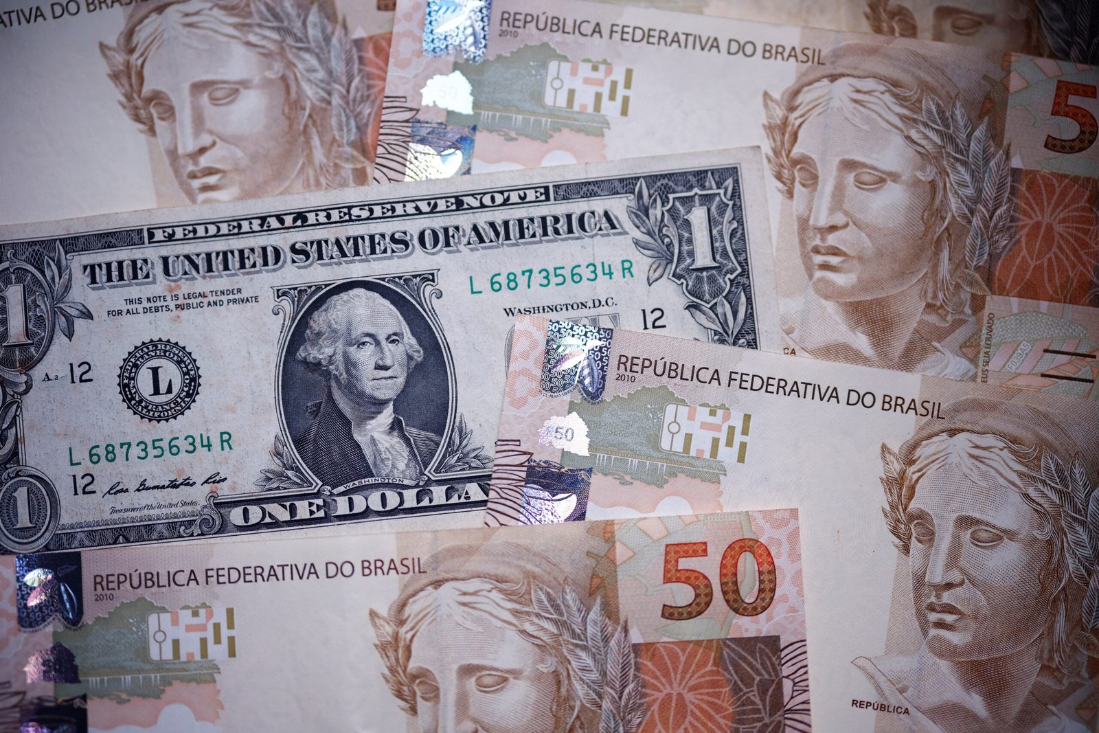 Dólar retoma trajetória de alta, pressionado por petróleo caro e expectativa sobre economia dos EUA - Imagem do artigo original