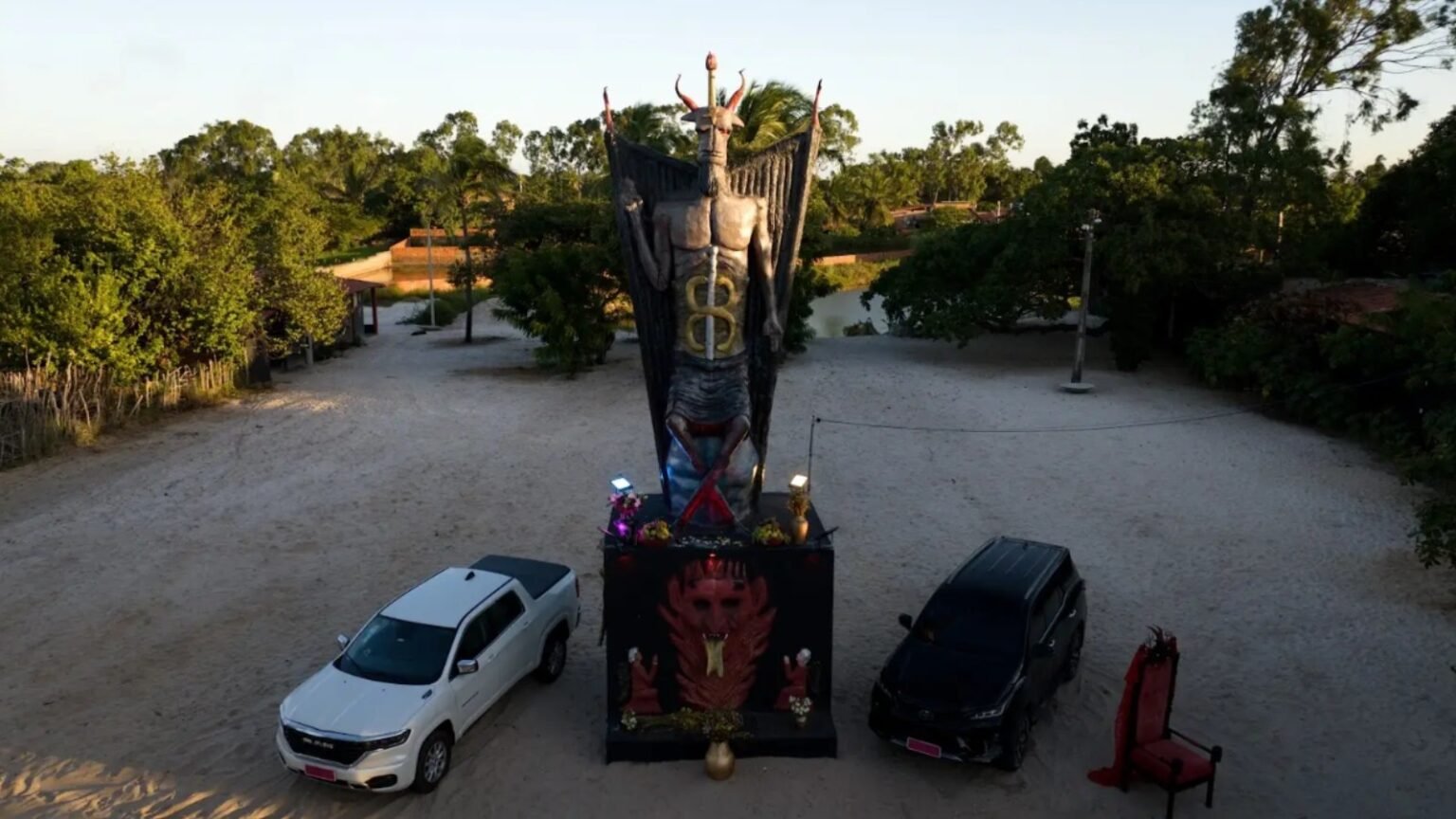 Ministério Público e Polícia investigam prefeito por suposta intolerância religiosa após embargo de estátua de 11 m