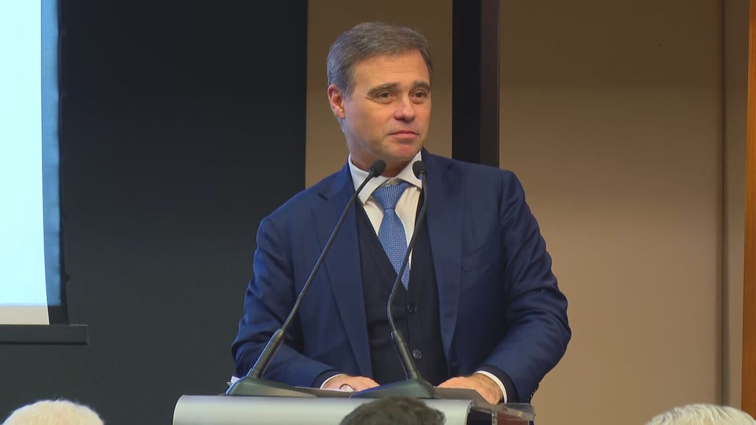 André Mendonça indica que manterá no STF inquéritos que miram Lulinha e lobista