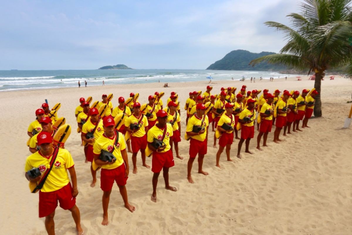 Guarujá abre 25 vagas para guarda-vidas temporários com salário de R$ 2,8 mil - Imagem do artigo