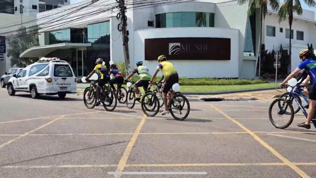 Cortejo de ciclistas percorre Porto Velho em despedida a Dona Wal, morta por caminhoneiro bêbado