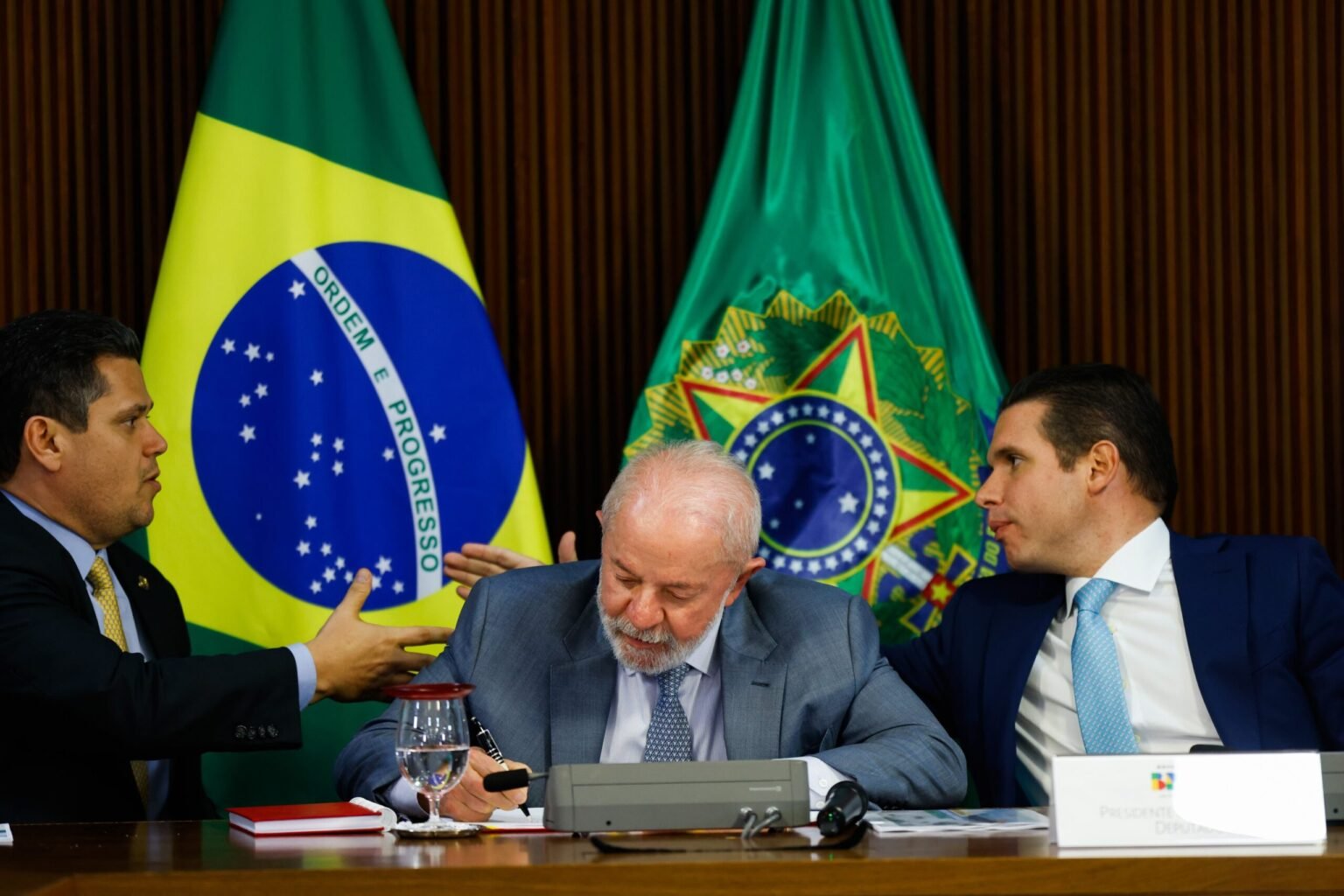 Lula cobra Congresso para aprovar fim da escala 6×1 e da taxa das blusinhas