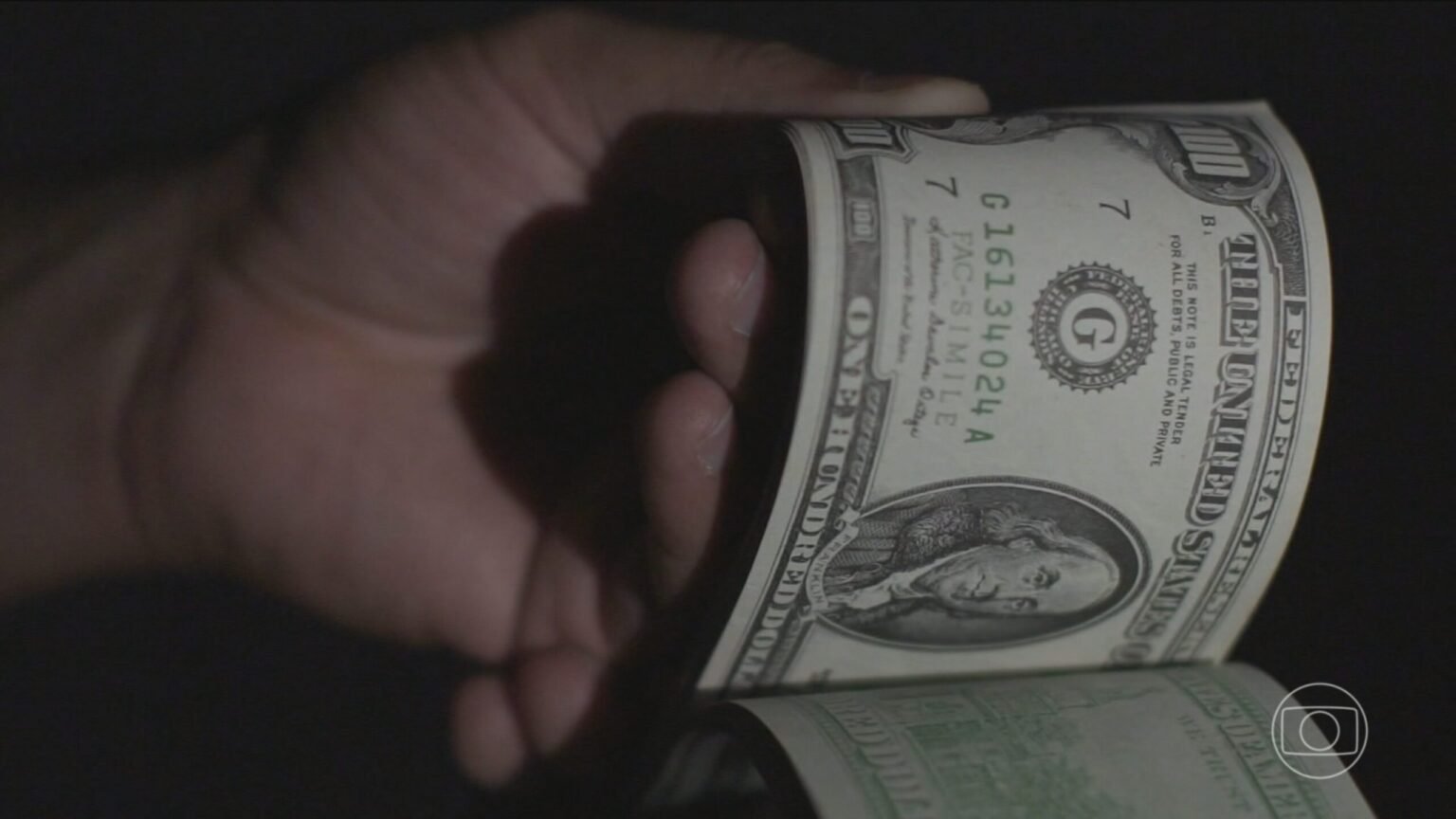 Dólar em queda e férias de julho levam gasto recorde de brasileiros fora do país, diz BC