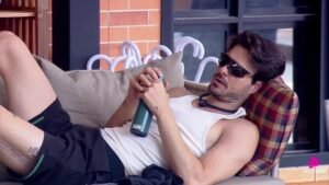 Igor Monteiro, de A Fazenda 18, descansando na sede do programa