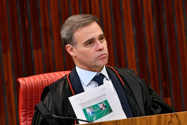 Sem Polícia Federal, banqueiro Daniel Vorcaro depõe a enviado de André Mendonça na Papudinha - Imagem do artigo original