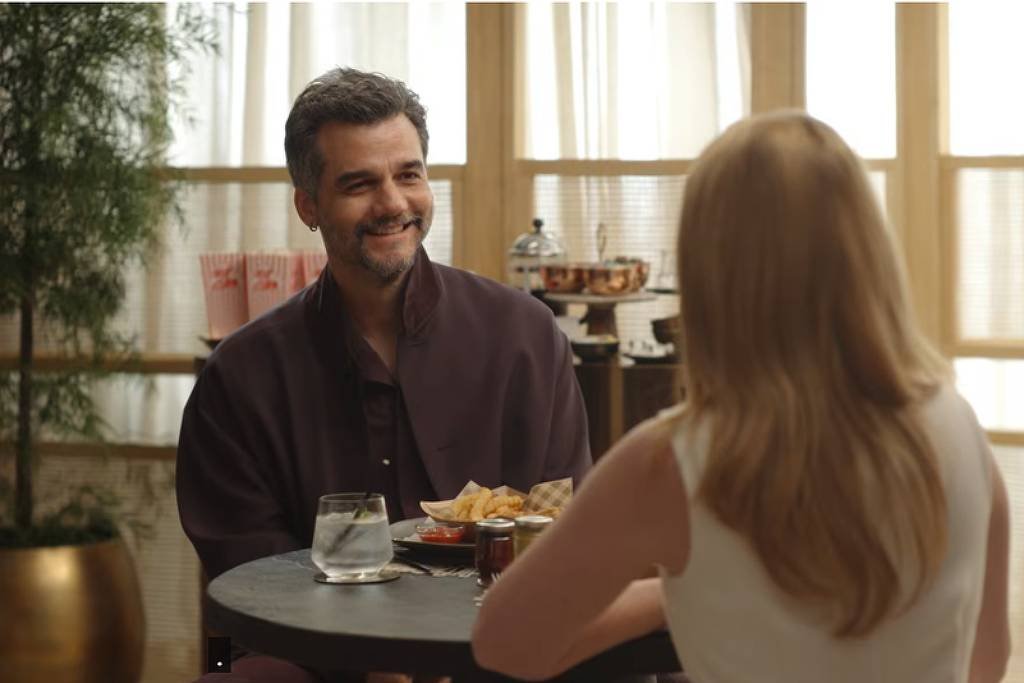 Amelia Dimoldenberg anuncia o fim de “Chicken Shop Date” após temporada derradeira