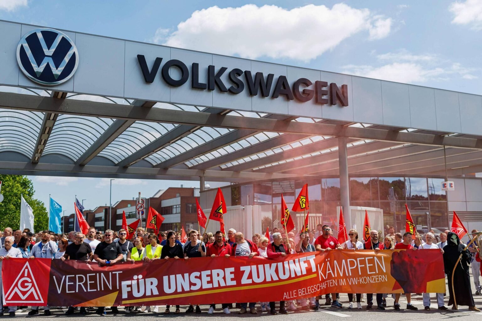 Volkswagen aprova plano que pode demitir até 100 mil funcionários em reestruturação recorde