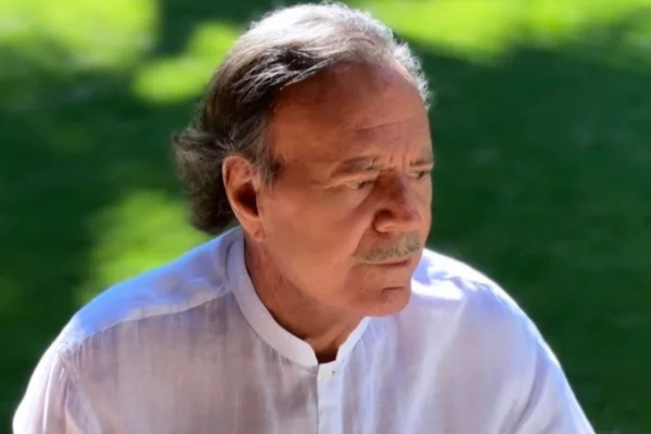 Julio Iglesias volta a ser acionado na Justiça por ex-funcionárias que o acusam de agressão sexual - Imagem do artigo original