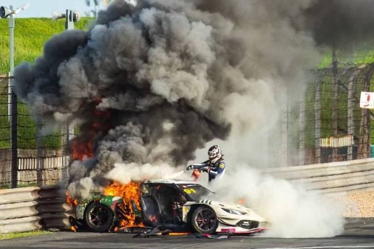 Piloto holandês abandona prova e salva colega de carro em chamas no China GT - Imagem do artigo original