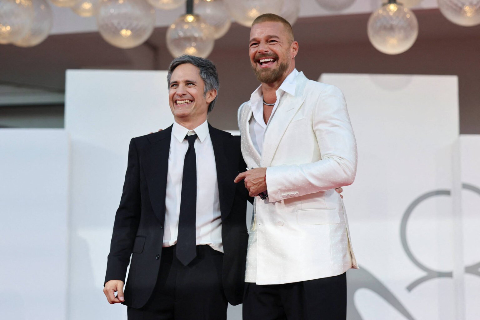 Ricky Martin celebra estreia como ator no Festival de Veneza ao lado de Gael García Bernal