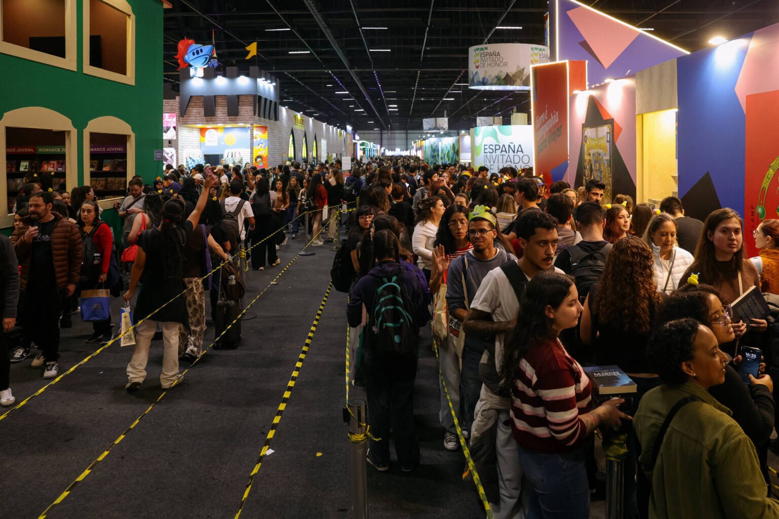 Superlotação e filas marcam domingo na Bienal do Livro de SP, que encerra o dia com debates sobre literatura erótica
