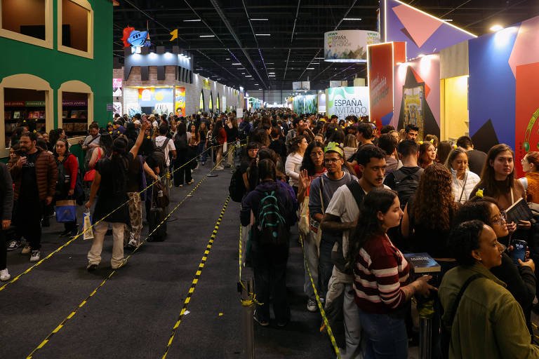 Superlotação e filas marcam domingo na Bienal do Livro de SP, que encerra o dia com debates sobre literatura erótica - Imagem do artigo original