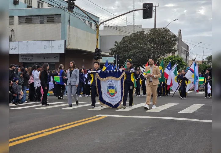 Multidão prestigia desfile de 7 de Setembro e 90 entidades ocupam o centro de Apucarana - Imagem do artigo original