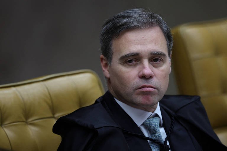 Defesa de Flávio Bolsonaro trava queda de braço no STF para manter caso “Dark Horse” com André Mendonça - Imagem do artigo original