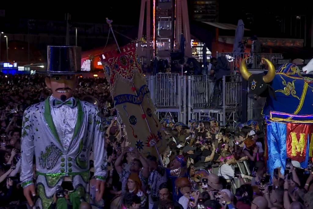 João Gomes arrasta cortejo com frevo, maracatu e bonecos de Olinda no meio do Rock in Rio