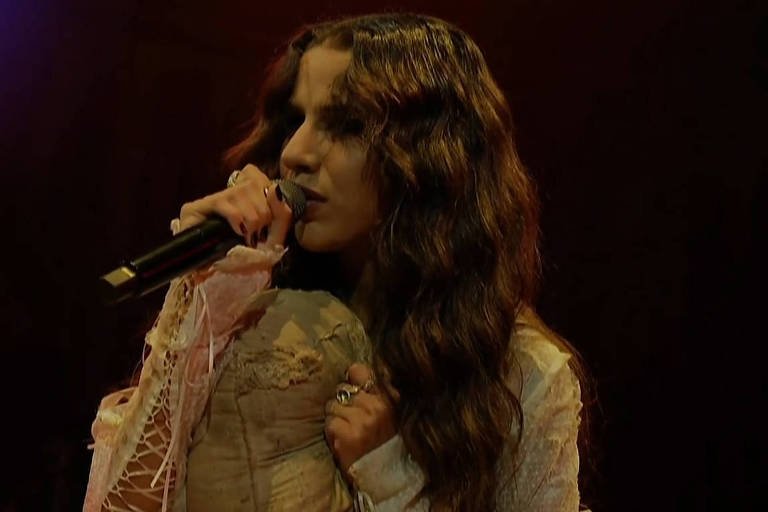 Marina Sena leva teatralidade ao limite, lota palco Sunset e divide gramado encharcado no Rock in Rio - Imagem do artigo original