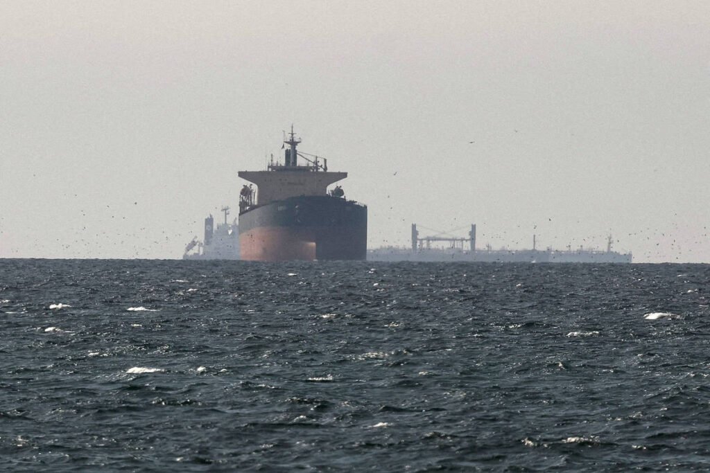 Impasse no Estreito de Ormuz faz Estados do Golfo suspenderem encontro com o Irã e pressiona preço do petróleo