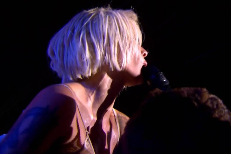 Sob chuva, Halsey estreia no Palco Mundo com espetáculo visceral no encerramento do Rock in Rio - Imagem do artigo original