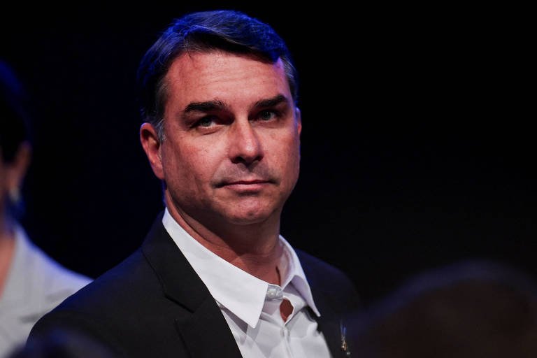Dinâmica das redes faz caso “Dark Horse” ressurgir e tenta colar rótulo de PCC em Flávio Bolsonaro - Imagem do artigo original