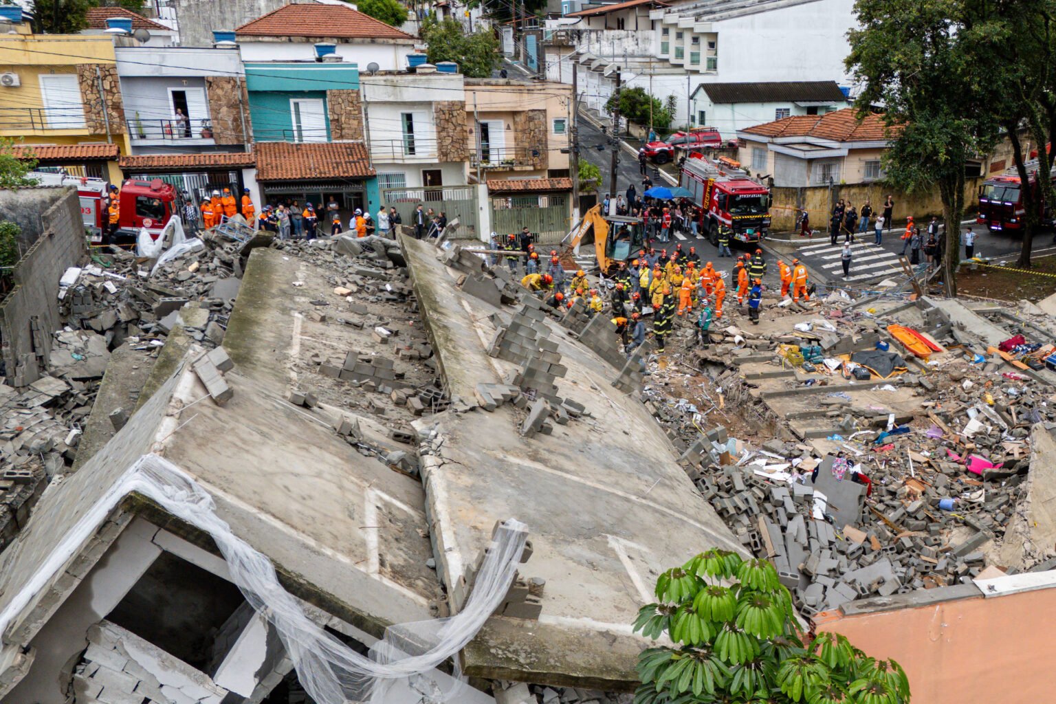 Prefeitura embarga todas as obras ligadas a construtora de prédio que desabou na Penha