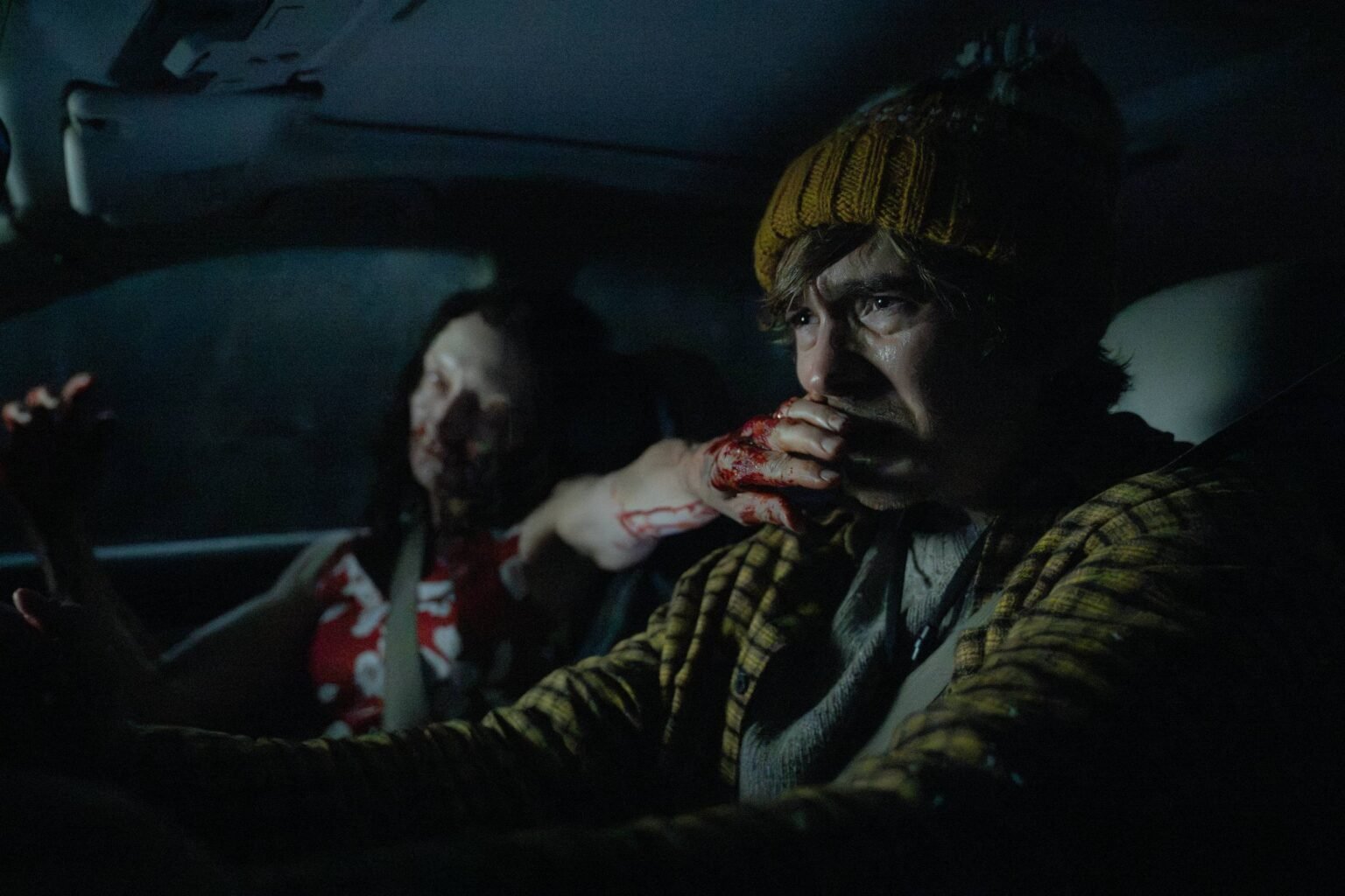 Sob pressa de zumbis e fãs, Zach Cregger lança versão radical de Resident Evil