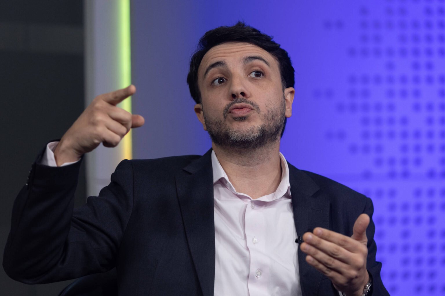 Renan Santos vai ao TSE contra reajuste do Bolsa Família e pede punição a Lula