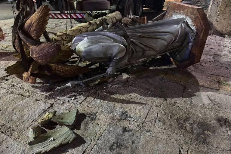 Estátua da Sagrada Família despenca durante remoção de fachada histórica em Fortaleza - Imagem do artigo original