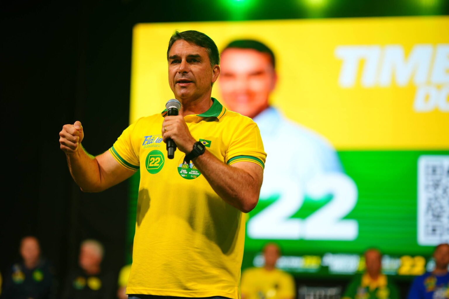 Flávio Bolsonaro acusa Lula de usar reajuste do Bolsa Família para “comprar votos” às vésperas da eleição
