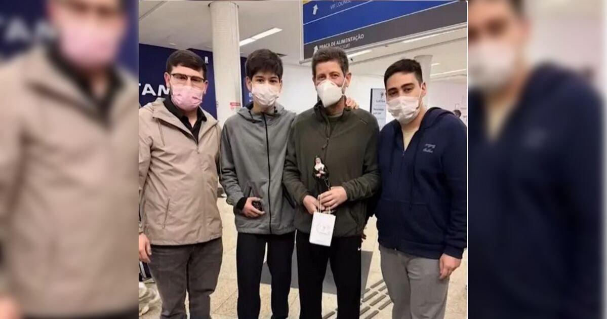 Pai vence câncer após receber parte do fígado do filho de 17 anos em cirurgia robótica - Imagem do artigo