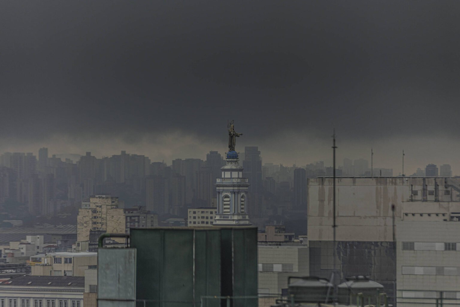 Marquise colapsa na Faria Lima após chuva forte e fere duas pessoas em São Paulo