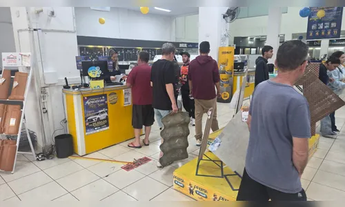 Moradores de Apucarana correm para consertar casas danificadas após forte temporal com granizo - Imagem do artigo original