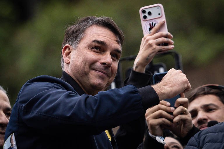 Voo de Flávio Bolsonaro em jato ligado a Daniel Vorcaro reforça elo entre senador e financiador do filme sobre Jair Bolsonaro - Imagem do artigo original