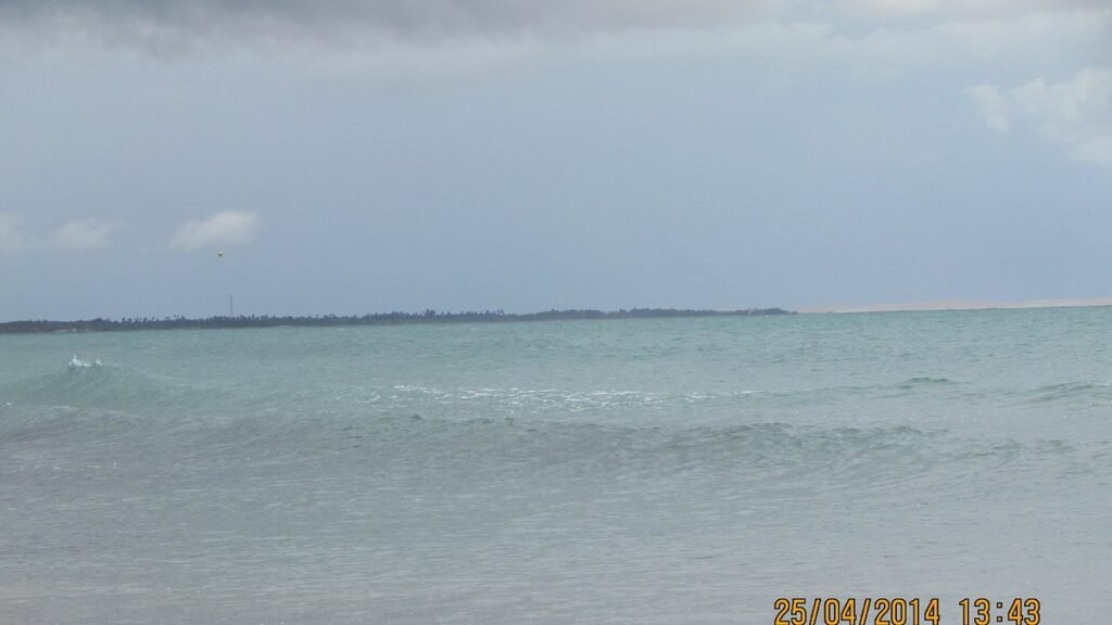 Praia paradisíaca de Jericoacoara, no Ceará, lembrando os cenários de praia do reality No Limite