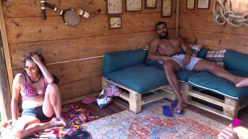A Fazenda 18: Rikardo se incomoda com música cantada por Serginho e desabafa: “Ele acha que tá certo” Rikardo descansa no lounge da sede em A Fazenda 18