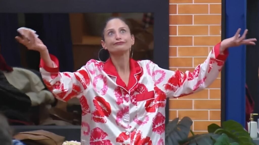 A Fazenda 18: Ariela expõe trio de rapazes em bate-papo com Galisteu e promete revelar atitudes dos peões Ariela falando em A Fazenda 18 após bate-papo com Adriana Galisteu
