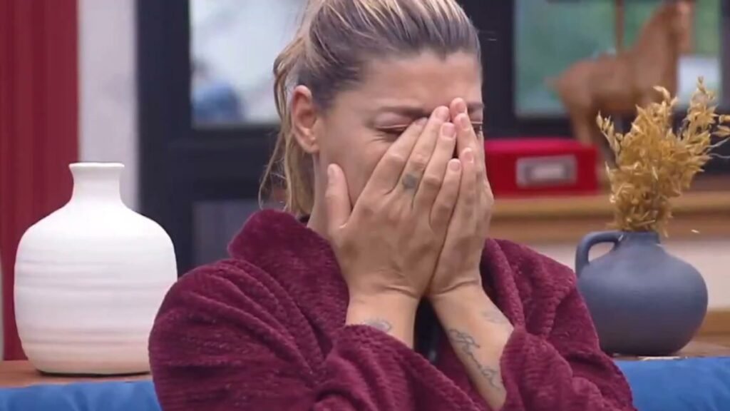 A Fazenda 18: Mônica Fonseca é expulsa oficialmente após agressão a Mayk na festa Reação na sede de A Fazenda 18 no momento do anúncio da expulsão de Mônica Fonseca