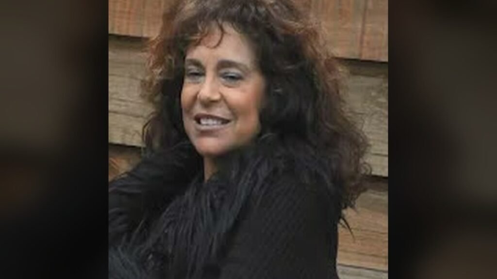 Giovanna Gold sorrindo na sede de A Fazenda 18