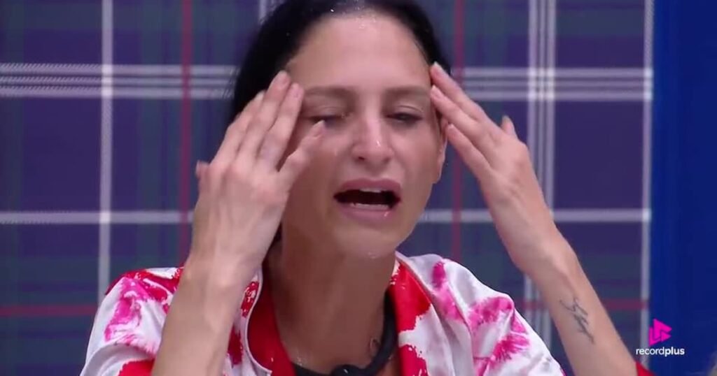 Ariela Carasso em A Fazenda 18 durante manhã de discussões com metade da casa