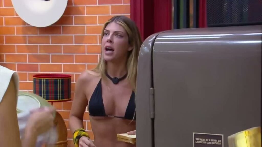 Ana Bruna ao lado da geladeira da cozinha de A Fazenda 18 durante a discussão com Fran nesta segunda-feira
