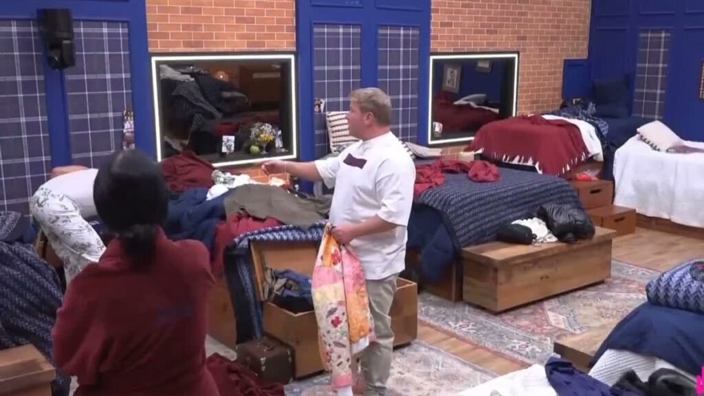 A Fazenda 18: Daniel pede a expulsão de Serginho após acusá-lo de homofobia em discussão no quarto Serginho Hondjakoff de camiseta branca, segurando uma manta e apontando no quarto da sede de A Fazenda 18 durante a discussão com Daniel Erthal