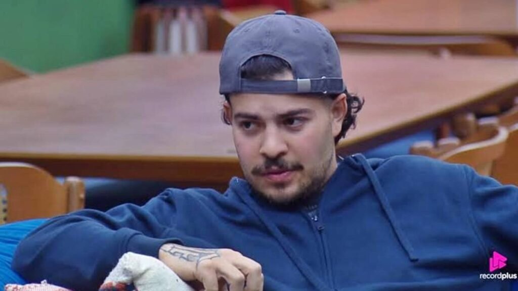 Jottapê sentado à mesa da sede de A Fazenda 18 na manhã desta sexta-feira (16), dia em que bateu o sino e desistiu do programa