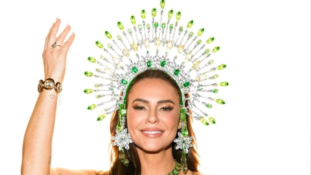 Paolla Oliveira é coroada rainha de bateria da Imperatriz Leopoldinense